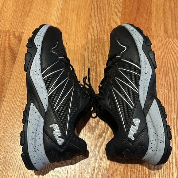 Fila sneakers size 10 - Picture 3 of 6